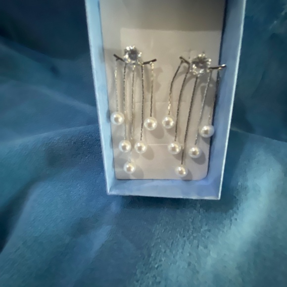 New, Fashion Jewelry, Silvery earrings with pearls. - Picture 1 of 6